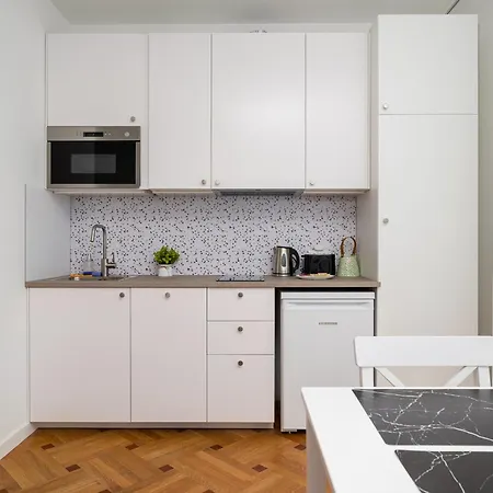 Metro Sluzew By Bookinghost Apartamento *