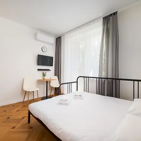 Metro Sluzew By Bookinghost Apartamento