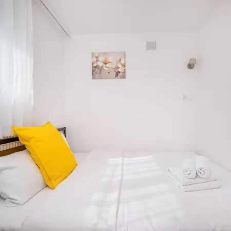 Metro Sluzew By Bookinghost Apartamento *