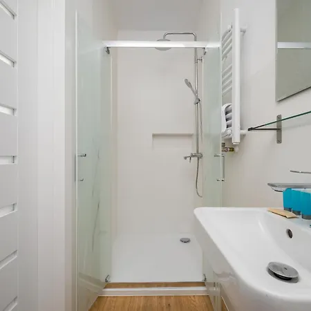 Metro Sluzew By Bookinghost Apartamento *